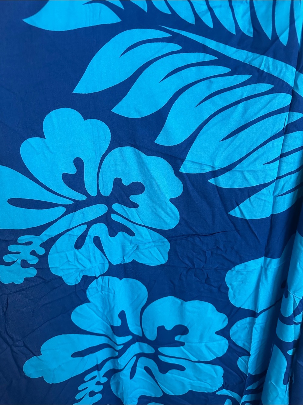 Dark blue on blue with hibiscus and leaves pareo sarong - Picture 2 of 4